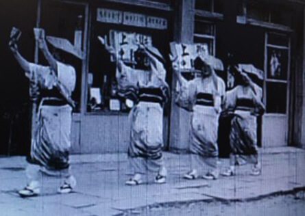 よさこい祭りの歴史(1950年〜)/記念すべき第一回、踊りは特設の舞台上で